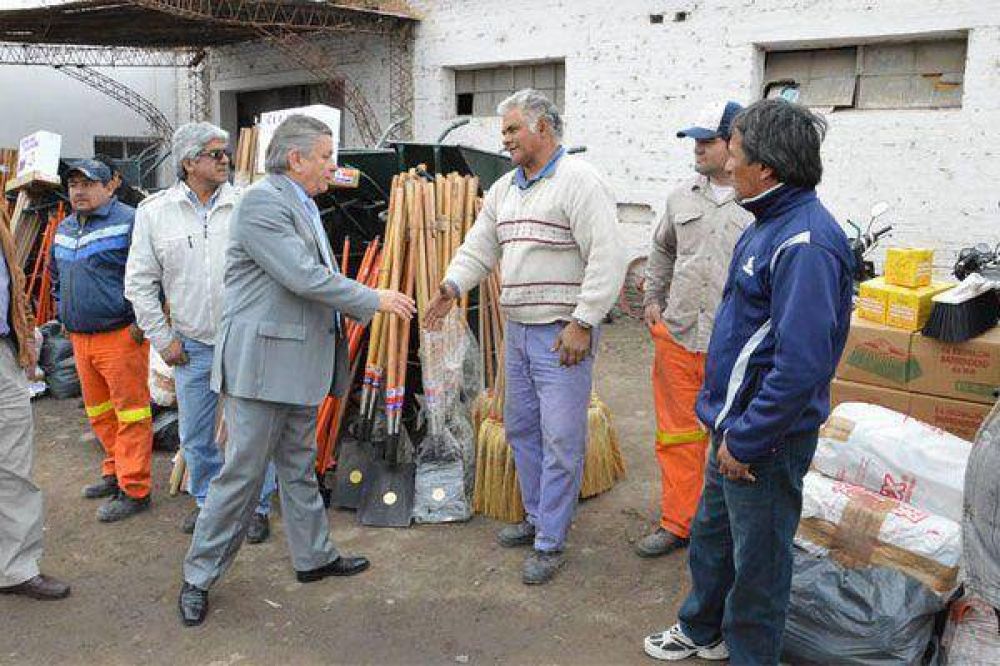 Infante entreg� herramientas de trabajo en Centros Operativos