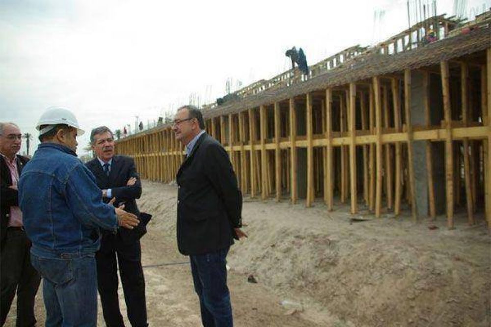 El�as Su�rez recorri� obras en el polideportivo