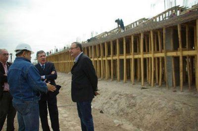 El�as Su�rez recorri� obras en el polideportivo
