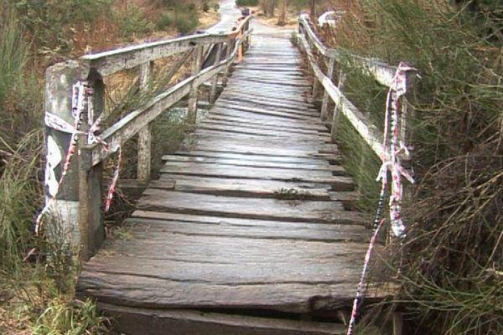 Denuncian que puente peatonal de Los Coihues est� en peligro