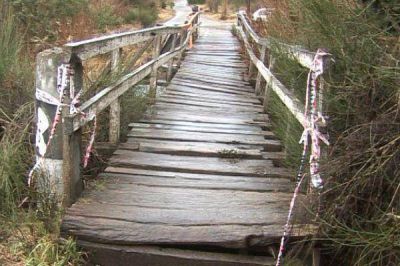 Denuncian que puente peatonal de Los Coihues est� en peligro