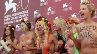 Activistas de Femen en topless en la presentaci�n de un documental en Venecia