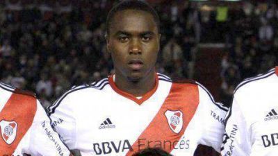 La emoci�n de Balanta al ser ovacionado en el Monumental