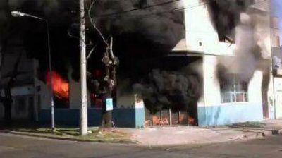 Impresionante derrumbe de una f�brica de adhesivos en Villa Maip�