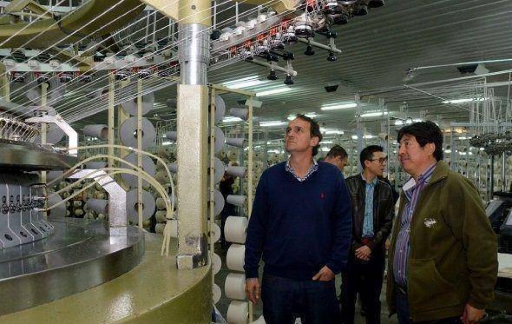 Katopodis contin�a recorriendo empresas para impulsar la industria