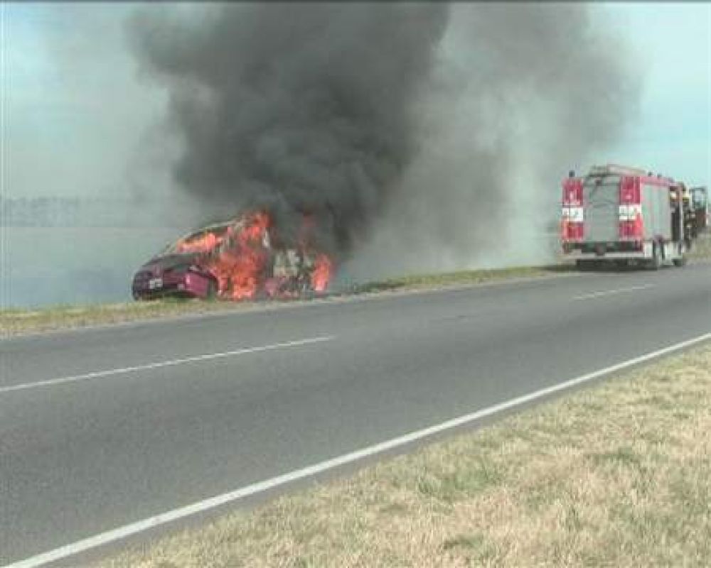 Se incendi por completo un auto en la ruta 5