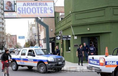 Un motociclista hurt� una pistola en una armer�a c�ntrica