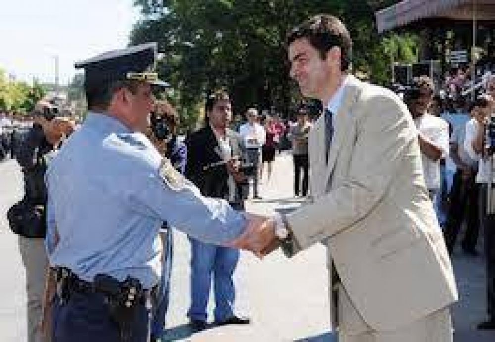 El gobernador dijo que los polic�as que se movilicen ser�n suspendidos