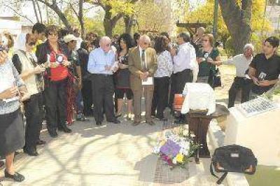 En un emotivo homenaje, despidieron los restos de Mar�a del Valle Santucho