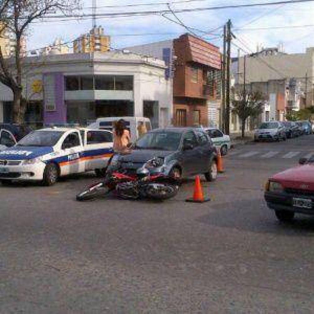 Choque entre un auto y una moto en 19 y 47 con un herido