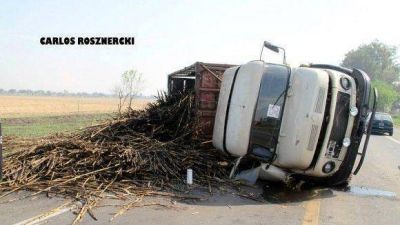 Un cami�n que transportaba ca�a volc� en la ruta 38