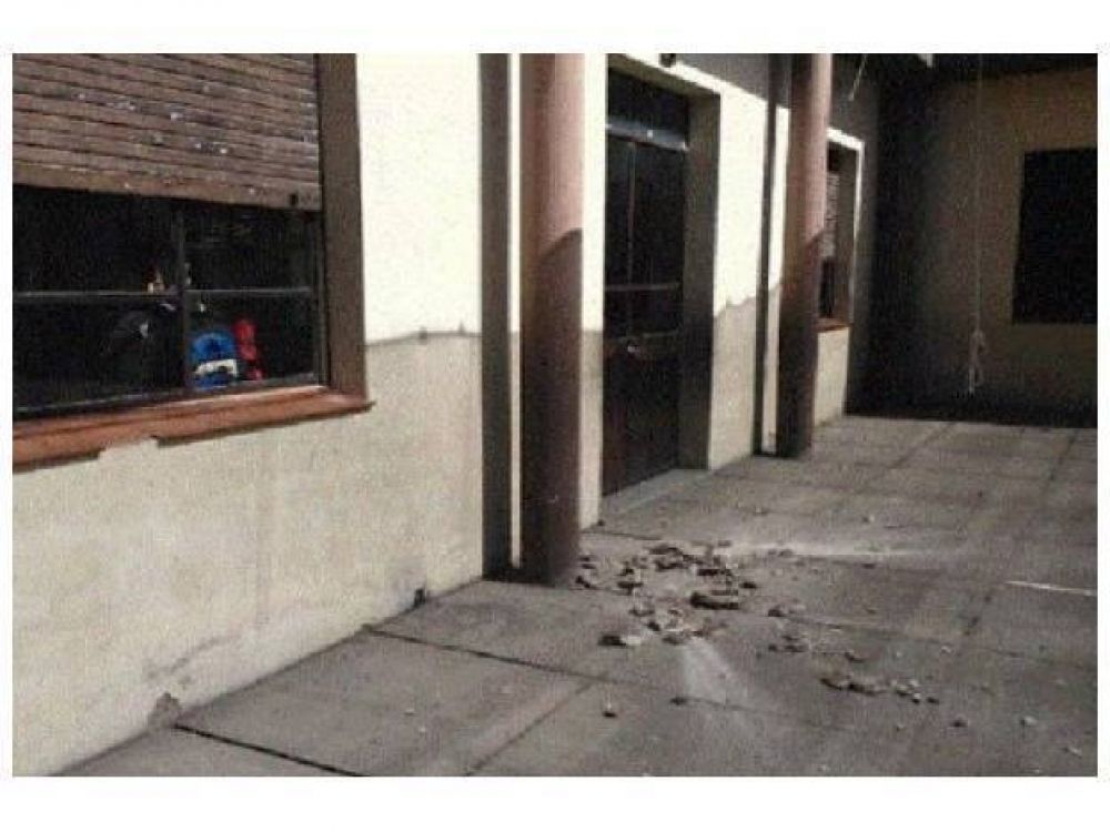 Un ni�o result� lesionado al desprenderse parte de la mamposter�a del techo de la escuela