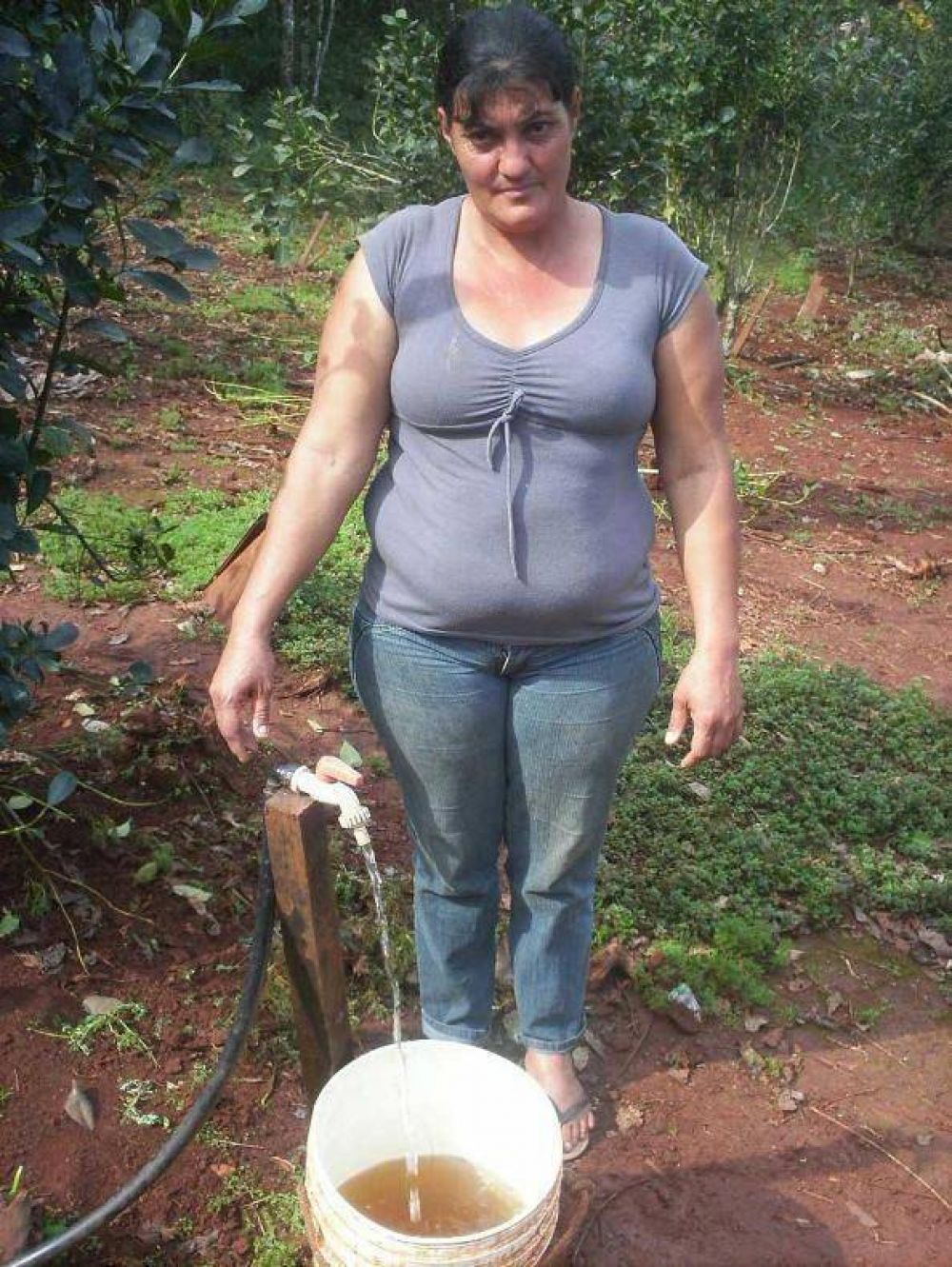 Su propio hijo la dej� en la calle y ahora toma agua de un ba�ado