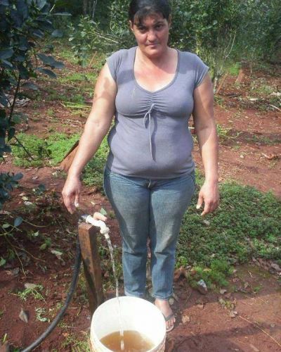 Su propio hijo la dej� en la calle y ahora toma agua de un ba�ado