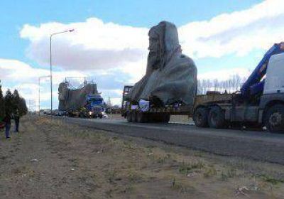 Trasladan imponente estatuta de Cristo 