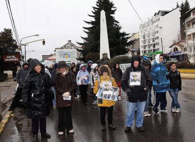 Bajo la lluvia marcharon por el aniversario de fatal accidente