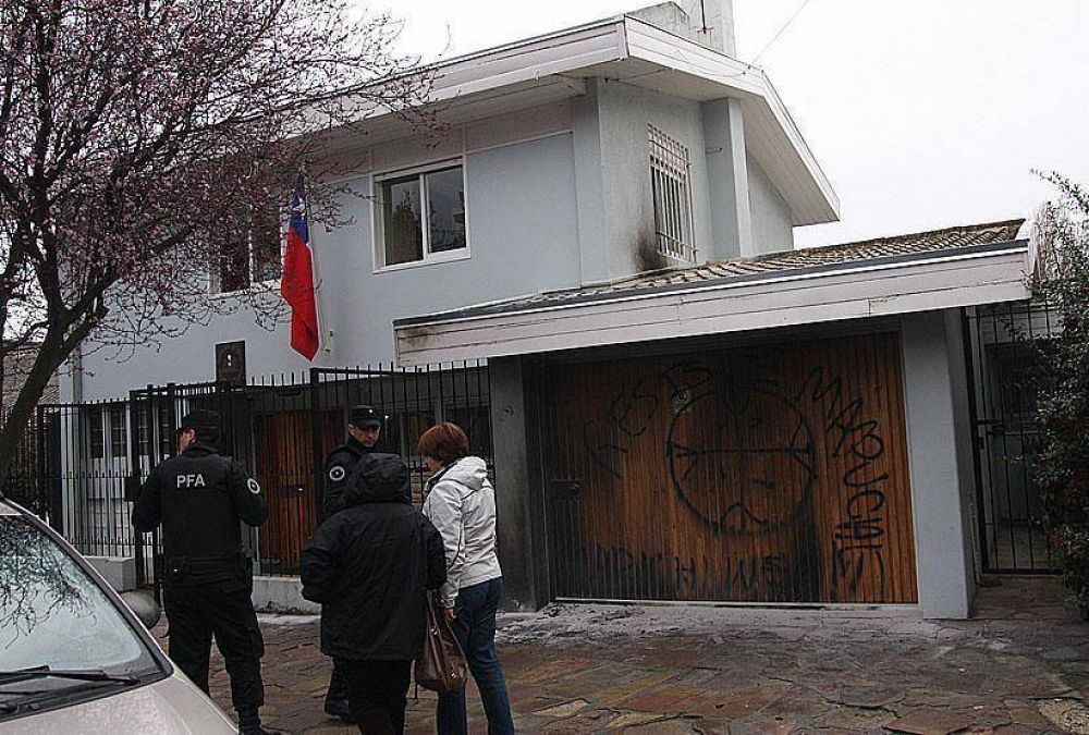 Arrojan una bomba casera al Consulado de Chile
