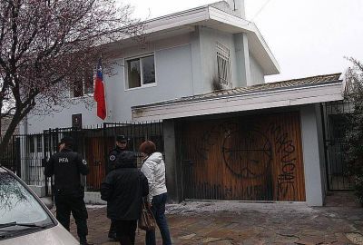 Arrojan una bomba casera al Consulado de Chile
