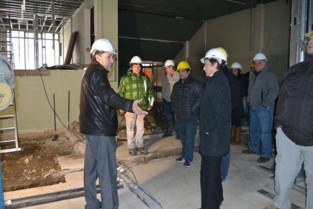 R�os recorri� junto a padres del Jos� Mart� la obra de adecuaci�n del ex Banco Santa Cruz
