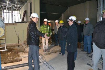 R�os recorri� junto a padres del Jos� Mart� la obra de adecuaci�n del ex Banco Santa Cruz