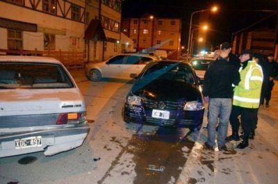 Conductor sin licencia choc� contra tres autos estacionados