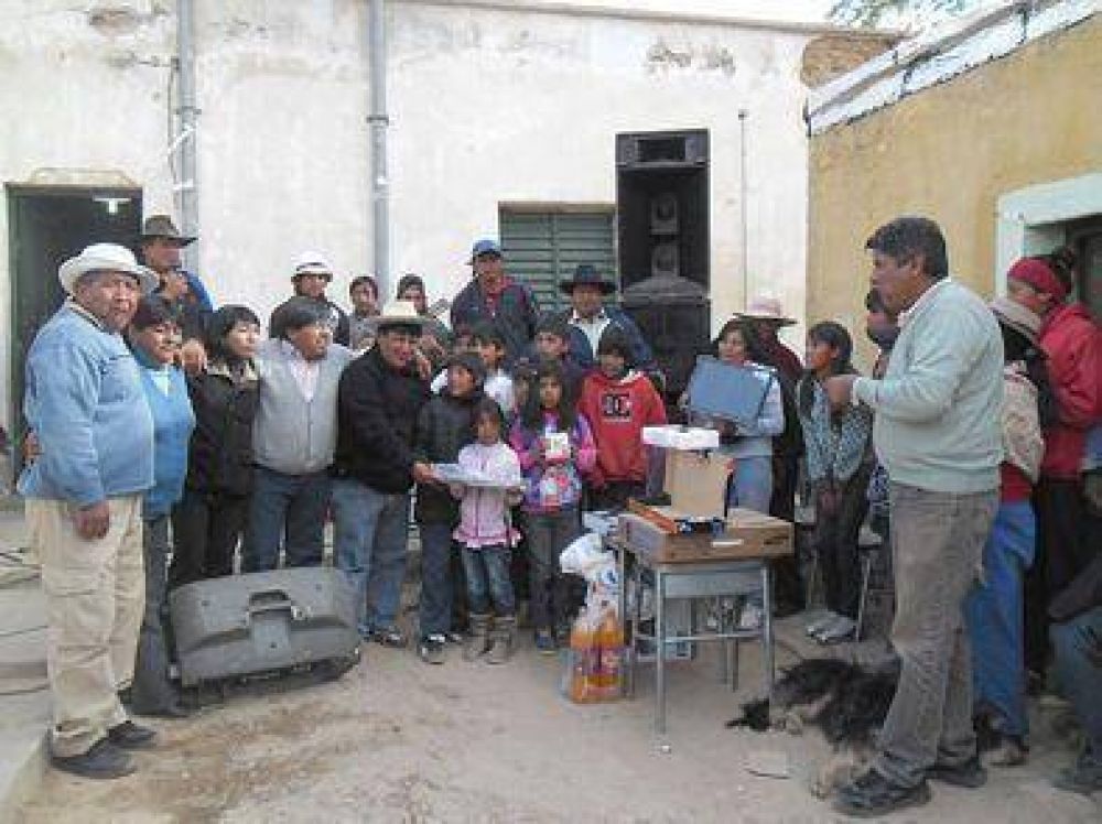Donaron computadora para la escuela de �Agua Chica�