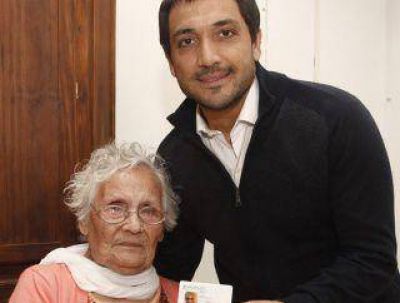 Una abuela de 105 a�os recibi� su nuevo documento