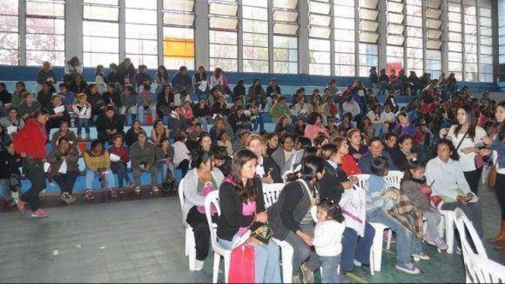 Contin�a la entrega de tarjetas del programa �Ellas Hacen�