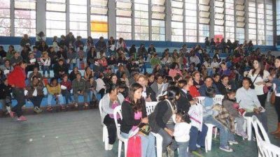 Contin�a la entrega de tarjetas del programa �Ellas Hacen�