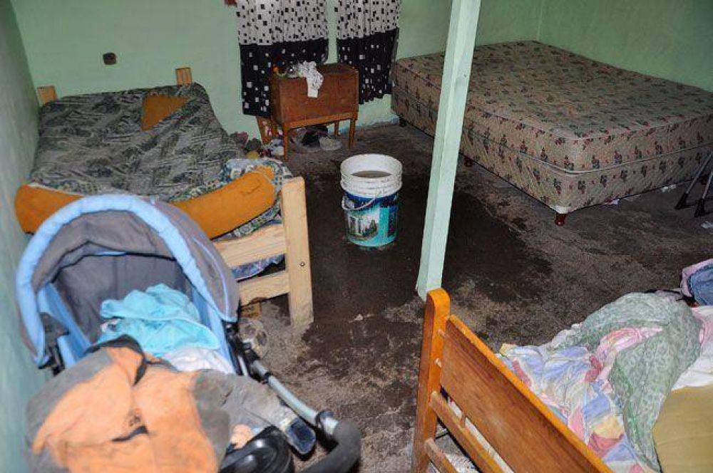 PROMEBA en Villa Germinal: tuvo que poner un parante para que no se caiga el techo