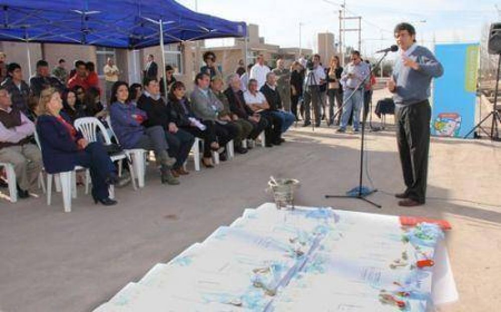 Luj�n: entregaron 42 casas del barrio Peumay�n II