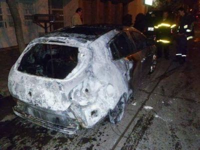 Un incendio provoc� serios da�os en una concesionaria