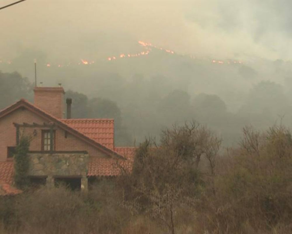 Cerca de 200 efectivos combaten el fuego en las sierras de Merlo