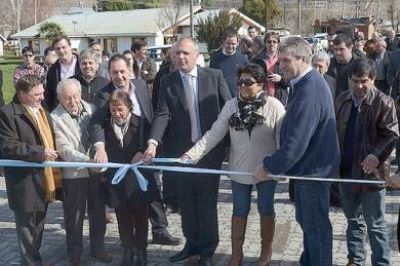 El gobernador inaugur� obras, entreg� aportes y otorg� jubilaciones en los 60 a�os de El Hoyo