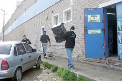 Ladrones asaltan supermercado, esposan a vigilador y se llevan la plata de cajero autom�tico