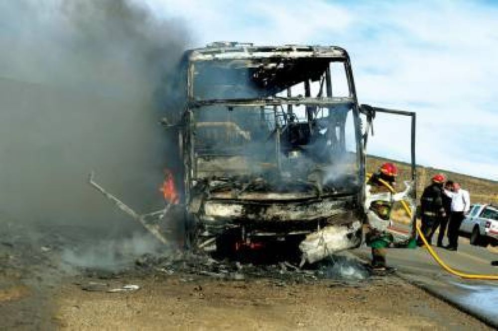 Incendio total de un colectivo de empresa La Uni�n casi en la entrada a Rada Tilly