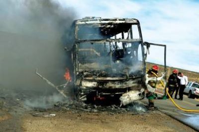 Incendio total de un colectivo de empresa La Uni�n casi en la entrada a Rada Tilly
