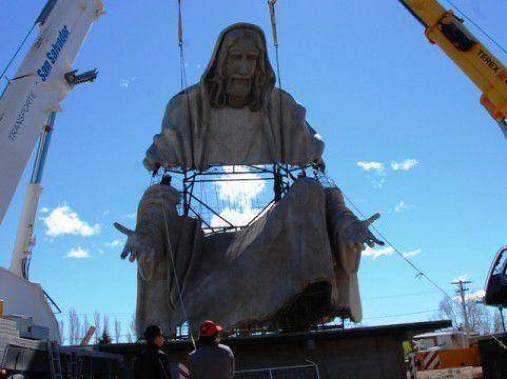 El Cristo ya sobresale de Cutral Co