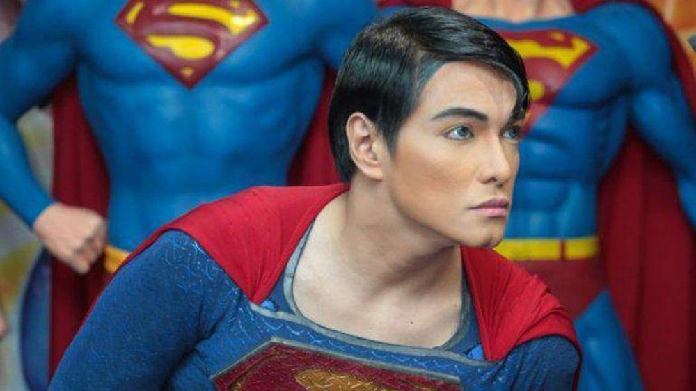 Un filipino se somete a 19 operaciones para quedar como Superman