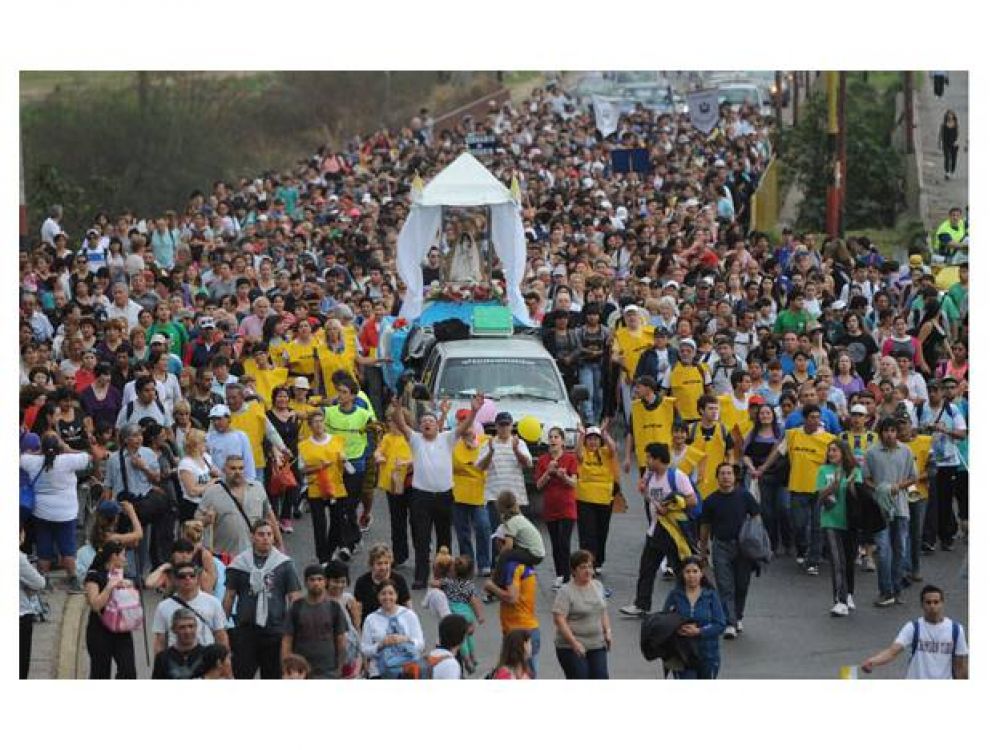 A pesar del mal tiempo, miles de personas inciaron la peregrinaci�n a la virgen de San Nicol�s