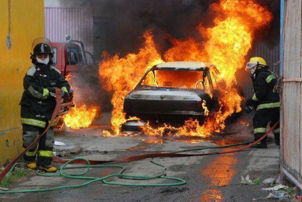 Auto termin� destruido por el fuego en un taller