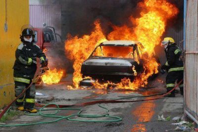 Auto termin� destruido por el fuego en un taller