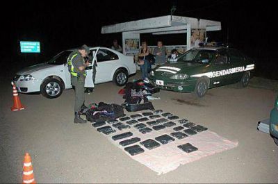Detuvieron en Corrientes a una pareja de Eldorado que transportaba 30 kilos de marihuana en valijas