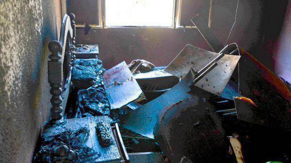 Una mujer y su hijo salvaron sus vidas al desatarse un incendio mientras dorm�an