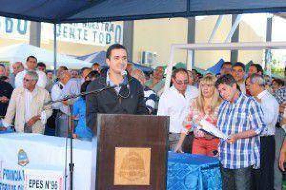 Sol�s inst� a �defender el proyecto de inclusi�n� y defender al gobernador Insfr�n