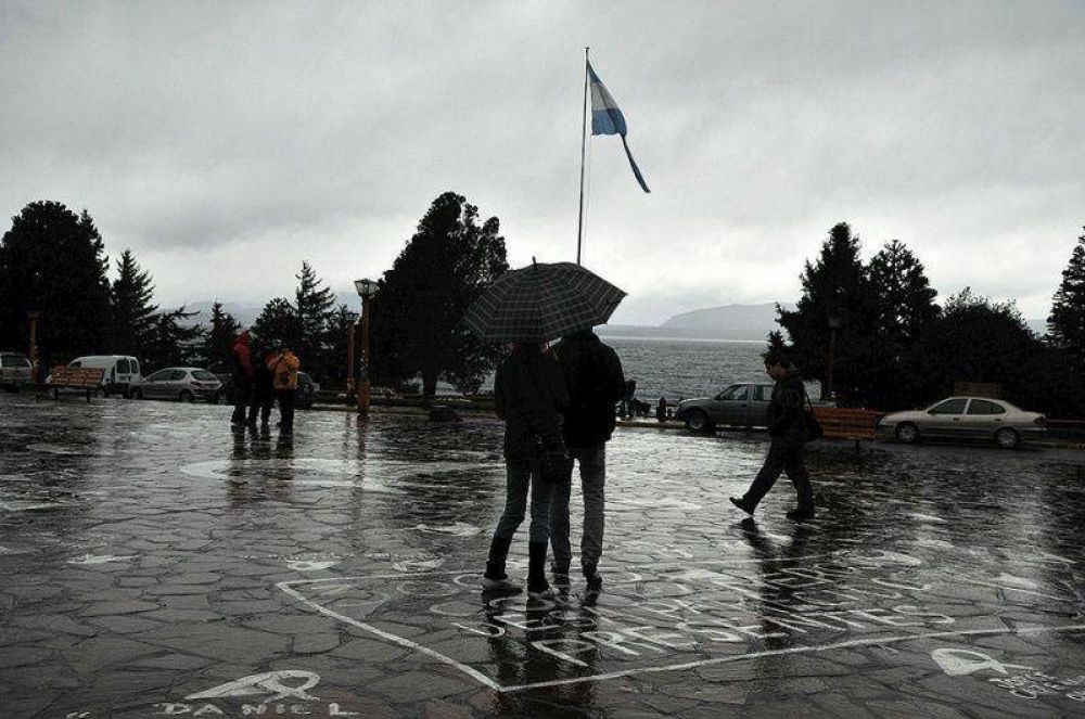 Fuerte lluvia provoca desmoronamientos y serios problemas
