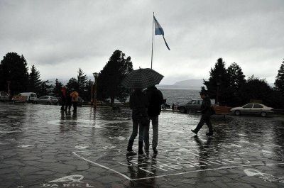 Fuerte lluvia provoca desmoronamientos y serios problemas