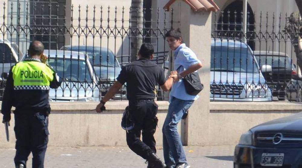 La polic�a quiso evitar que un fot�grafo cumpliera con su trabajo