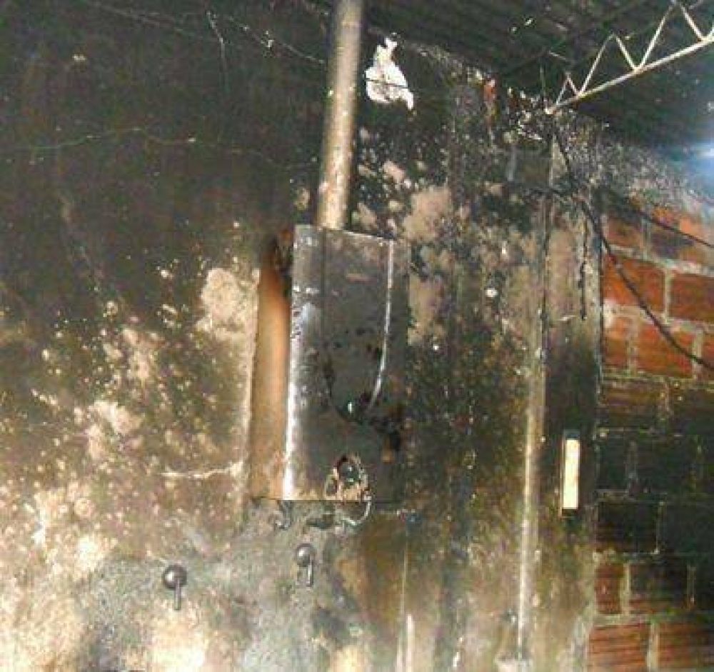 Familia pierde todo al incendiarse su morada