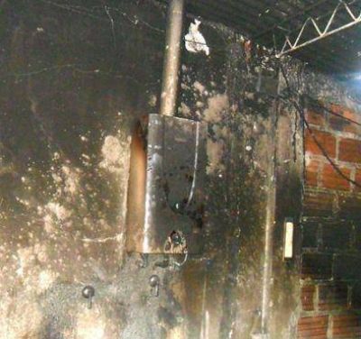 Familia pierde todo al incendiarse su morada